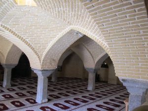 شبستان مسجد چالشتر